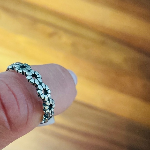 925 Sterling Silver Daisy Flower Ring - Picture 7 of 8